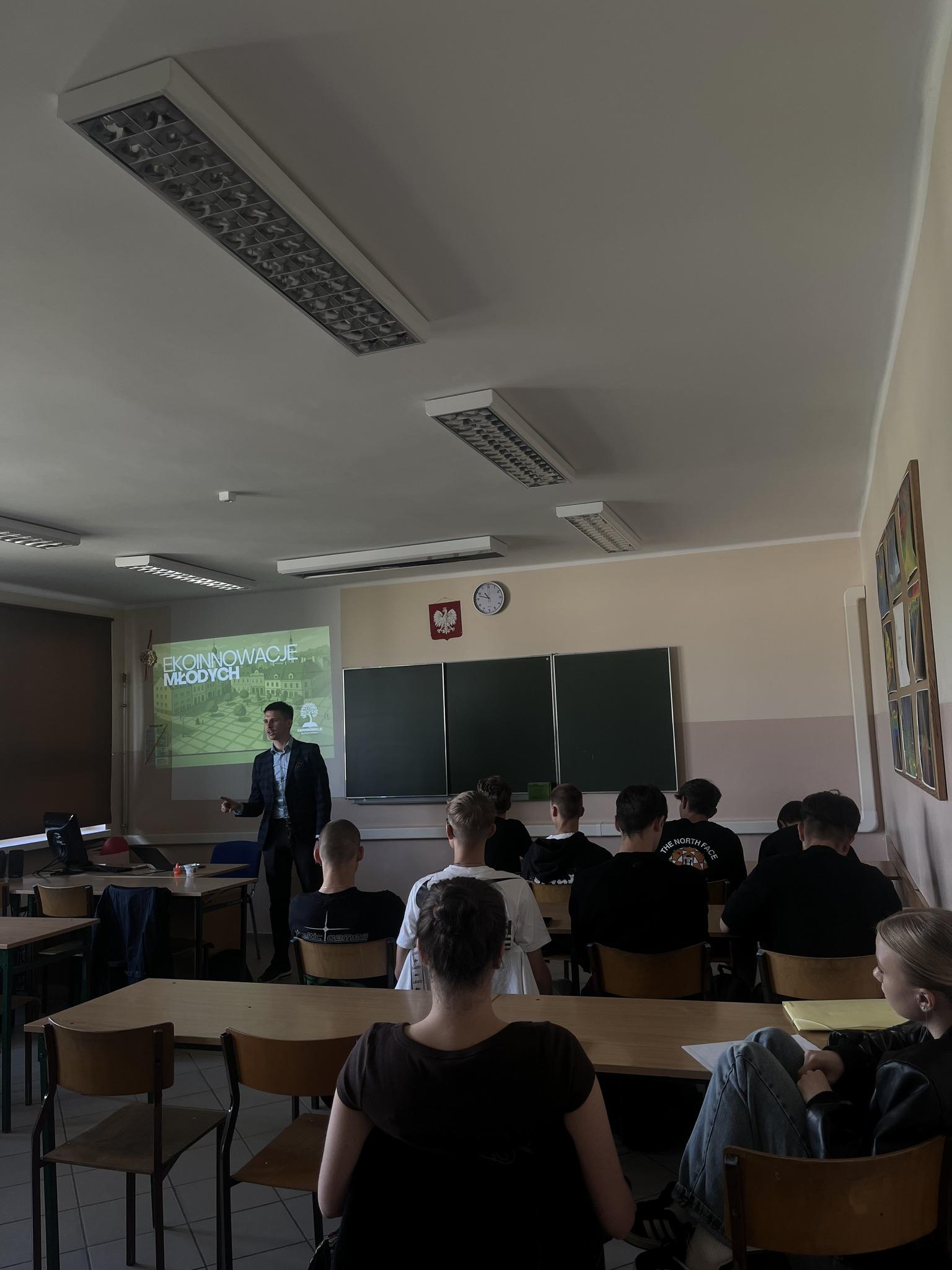 Students work in teams in a classroom during the project workshop.