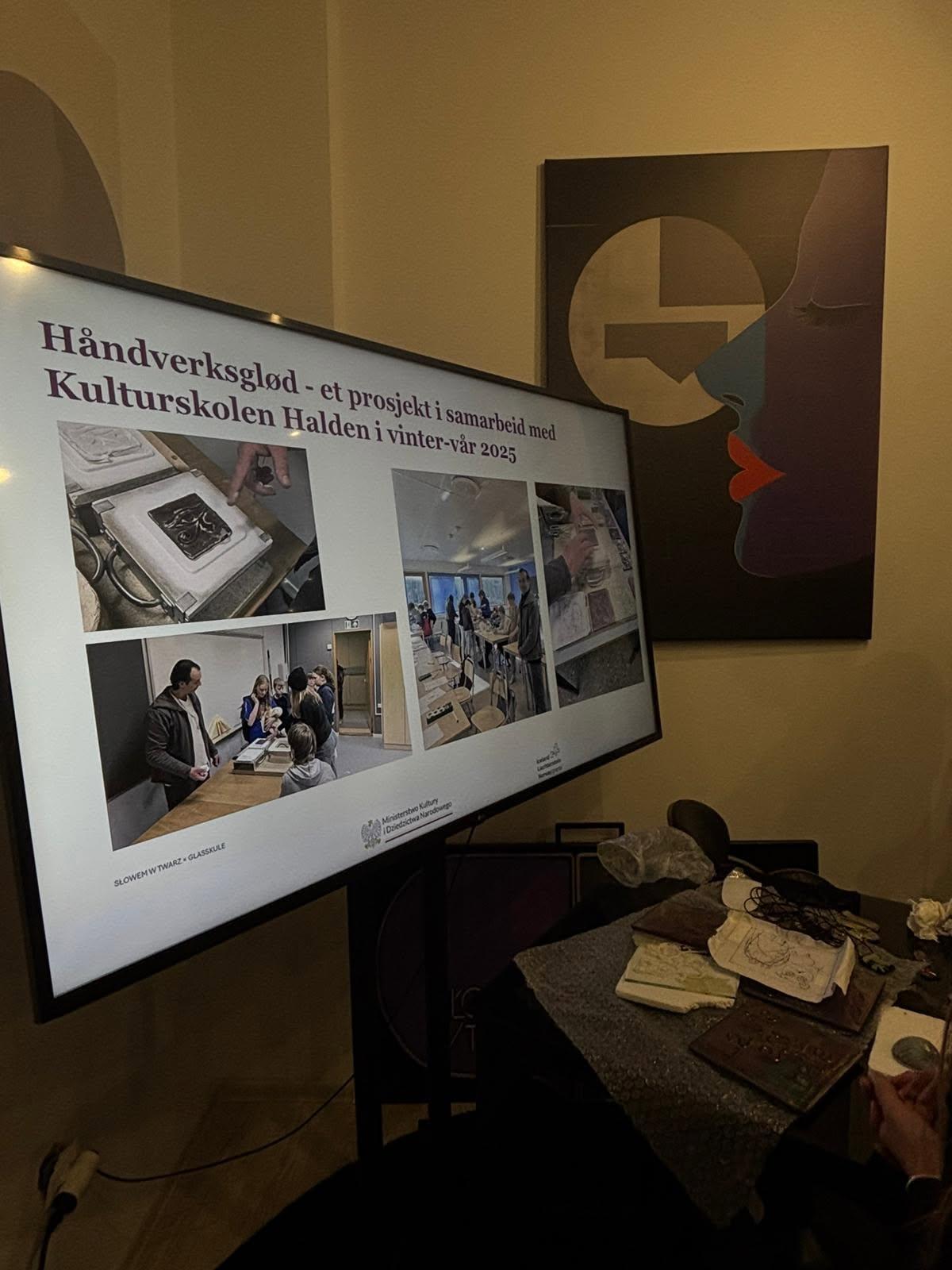A screen presenting the Norwegian Håndverksglød project in an art studio