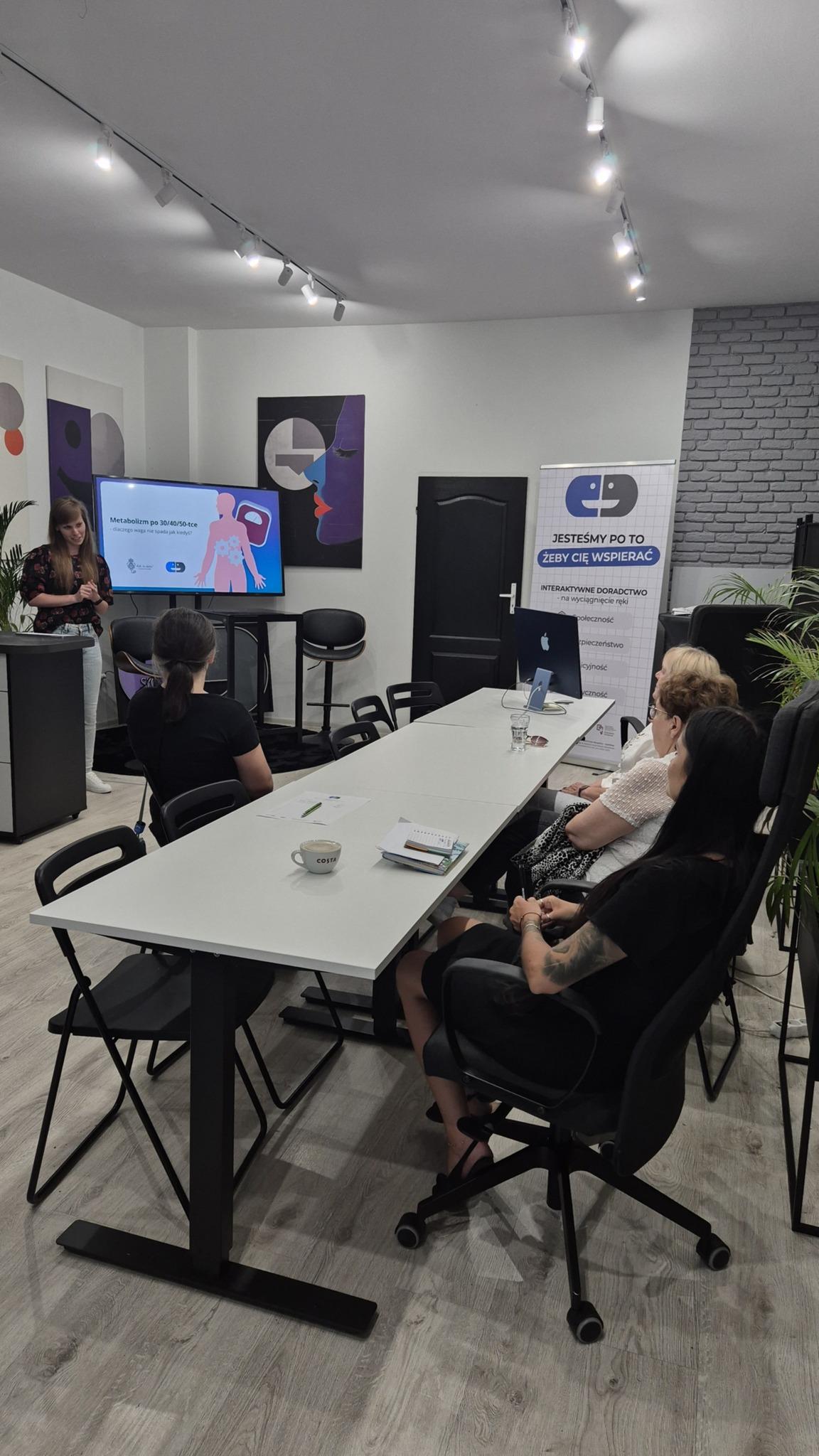 The presenter shows a slide on rules for recognizing costs during an informational meeting.