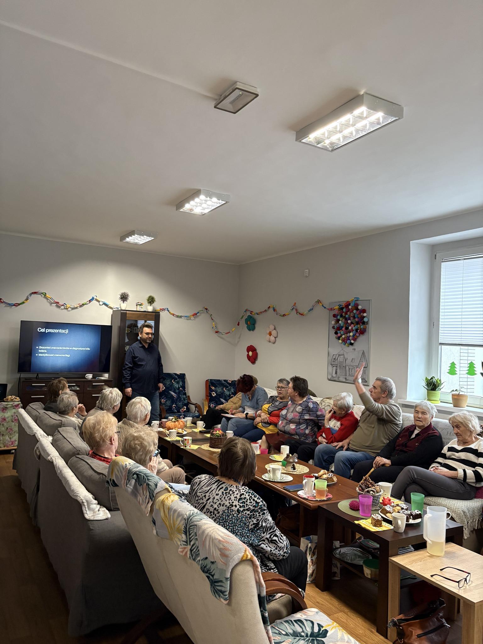 Educational meeting with seniors during a presentation led by a consultant.