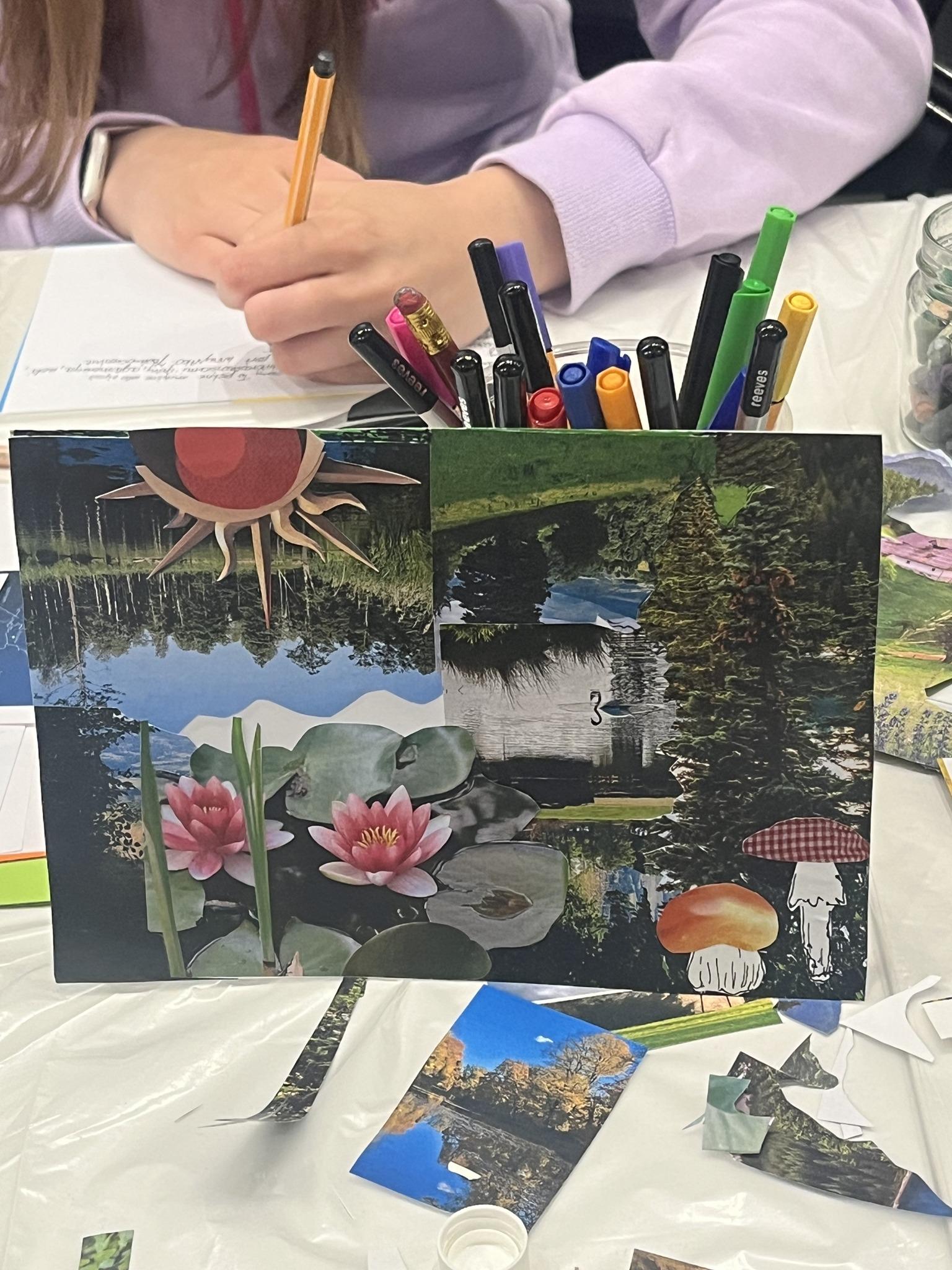 Singing workshop with a keyboard instrument, with participants in the meeting room.